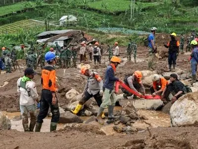 کشته شدن ۲۳ سرباز در پی رانش زمین در اندونزی
