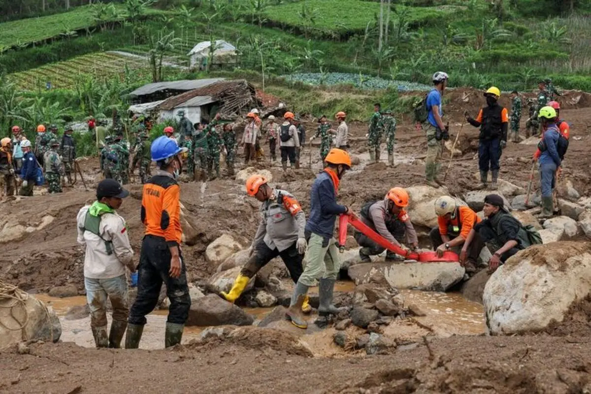 کشته شدن ۲۳ سرباز در پی رانش زمین در اندونزی