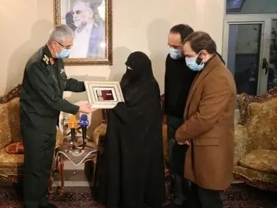 سرلشکر باقری نشان «درجه یک نصر» را به خانواده شهید فخری‌زاده اعطا کرد