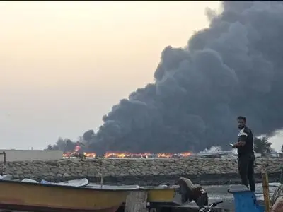 ۱۶ لنج در حمله جنگنده های دشمن در بندر لنگه دچار حریق شد