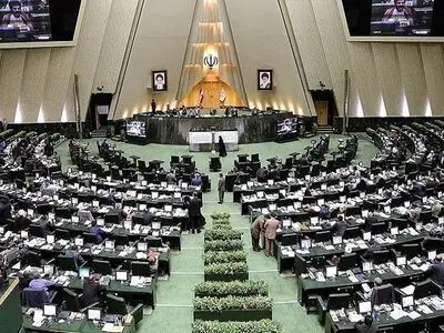 نواب البرلمان الإیرانی یدعون الرئیس روحانی إلی تشکیل لجنة لمکافحة کورونا