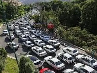 بسته شدن مقطعی بزرگراه کندوان و ترافیک پرحجم در محورهای مواصلاتی/ جو بارانی حاکم است