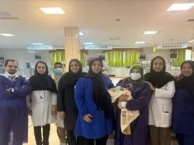 ترخیص نوزاد ۷۰۰ گرمی پس از ۴۸ روز تلاش شبانه‌روزی کادر درمان 

