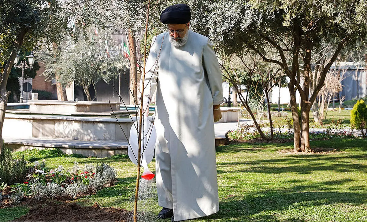 President Raisi plants tree on Arbor Day