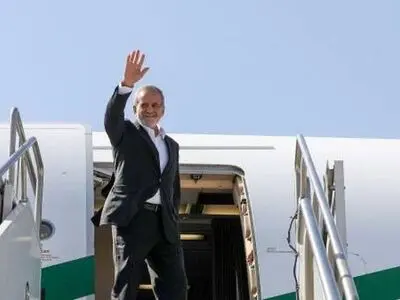 خبرنگار از رئیس‌جمهور می‌پرسد «نگران نبودید این سفر خطرناک باشه؟» + فیلم