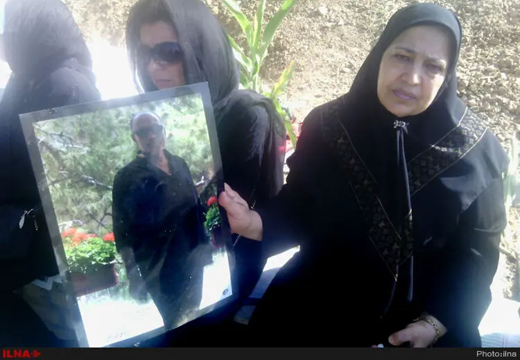 کیارستمی در آرامگاه ابدی‌اش آرمید/ جمعیت در قبرستان توک مزرعه تجمع کرده‌اند +تصاویر