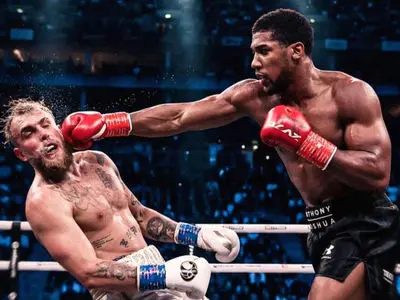 انتقال بوکسور آمریکایی به بیمارستان با شکستگی فک (عکس)