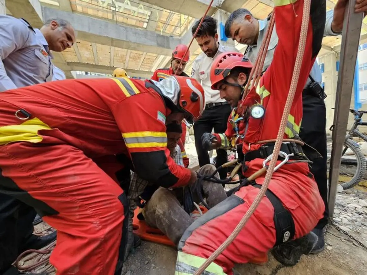 وقوع حادثه گازگرفتگی در پروژه انتقال فاضلاب شهری / شهادت یک آتش‌نشان و نجات 2 شهروند