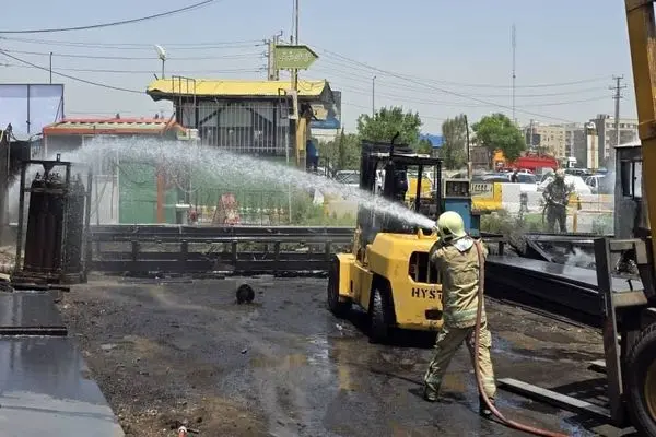 مصدومیت ۳ کارگر جوشکار در آتش‌سوزی بازار آهن تهران 