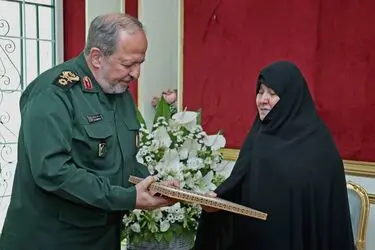 اهدای لوح سپاس پزشکیان به همسر شهید شمخانی