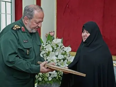 اهدای لوح سپاس پزشکیان به همسر شهید شمخانی