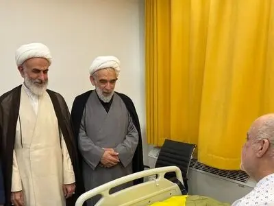 هدیه رهبر انقلاب به سفیر ایران در لبنان