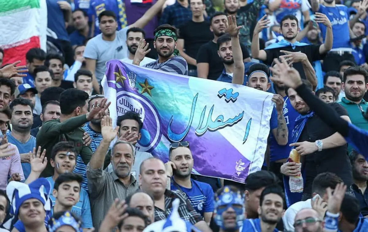 حضور فتح الله زاده بین هواداران استقلال مقابل وزارت ورزش و جوانان