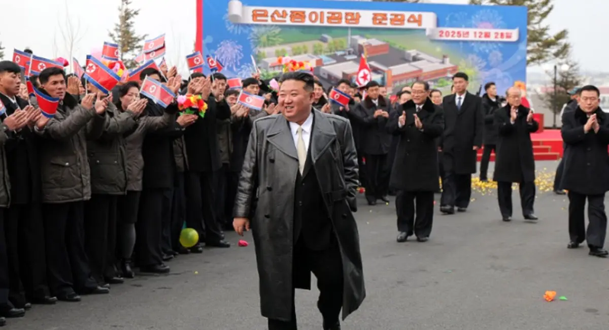 افتتاح کارخانه کاغذ با حضور رهبر کره‌شمالی