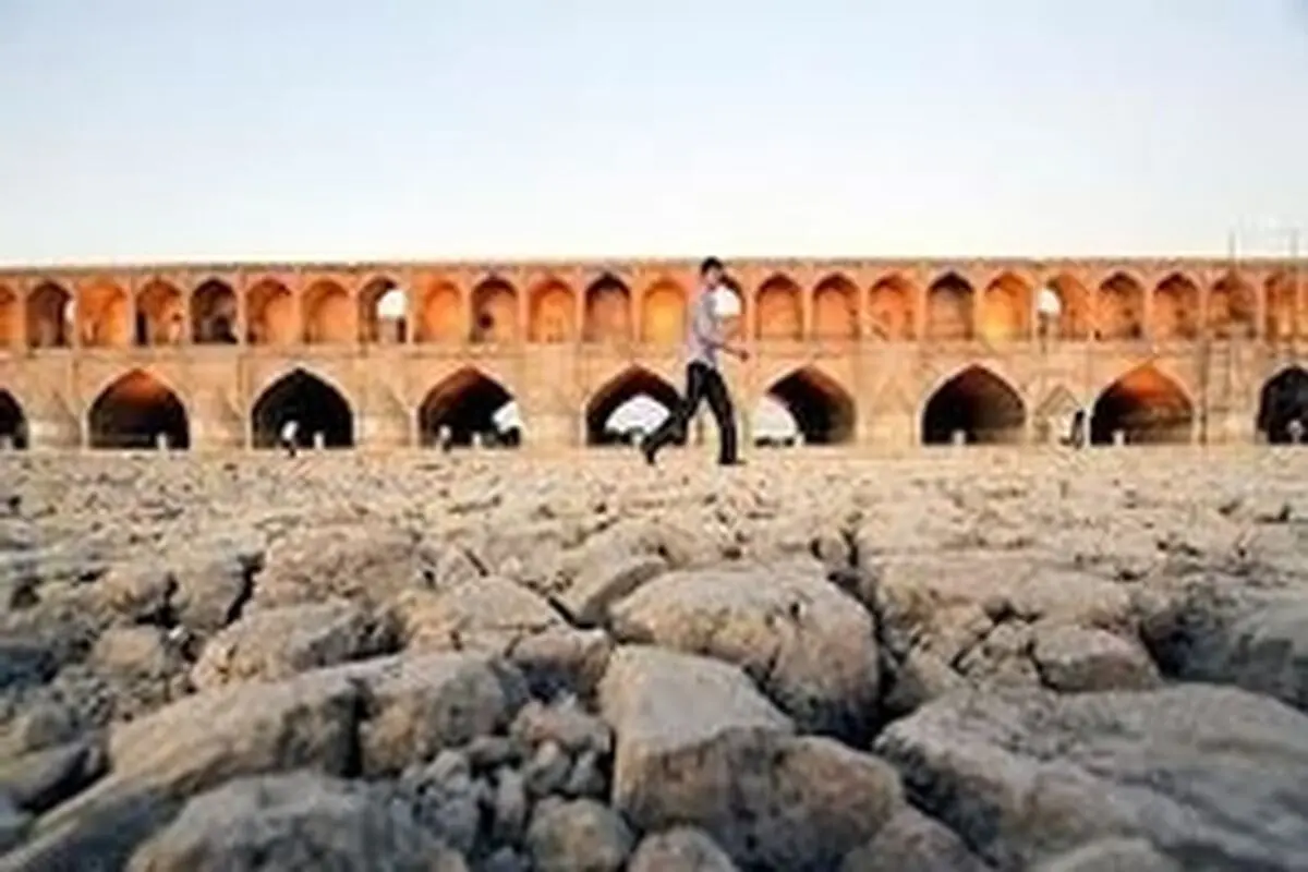بزرگترین مشگل نبود آب در زاینده رود ارائه اطلاعات غلط از آن است / / با تغییراقلیم آب درزاینده رود؛ آثار تاریخی اصفهان درمعرض خطر است