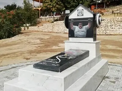 سنگ مزار زنده یاد سیامند رحمان نصب شد