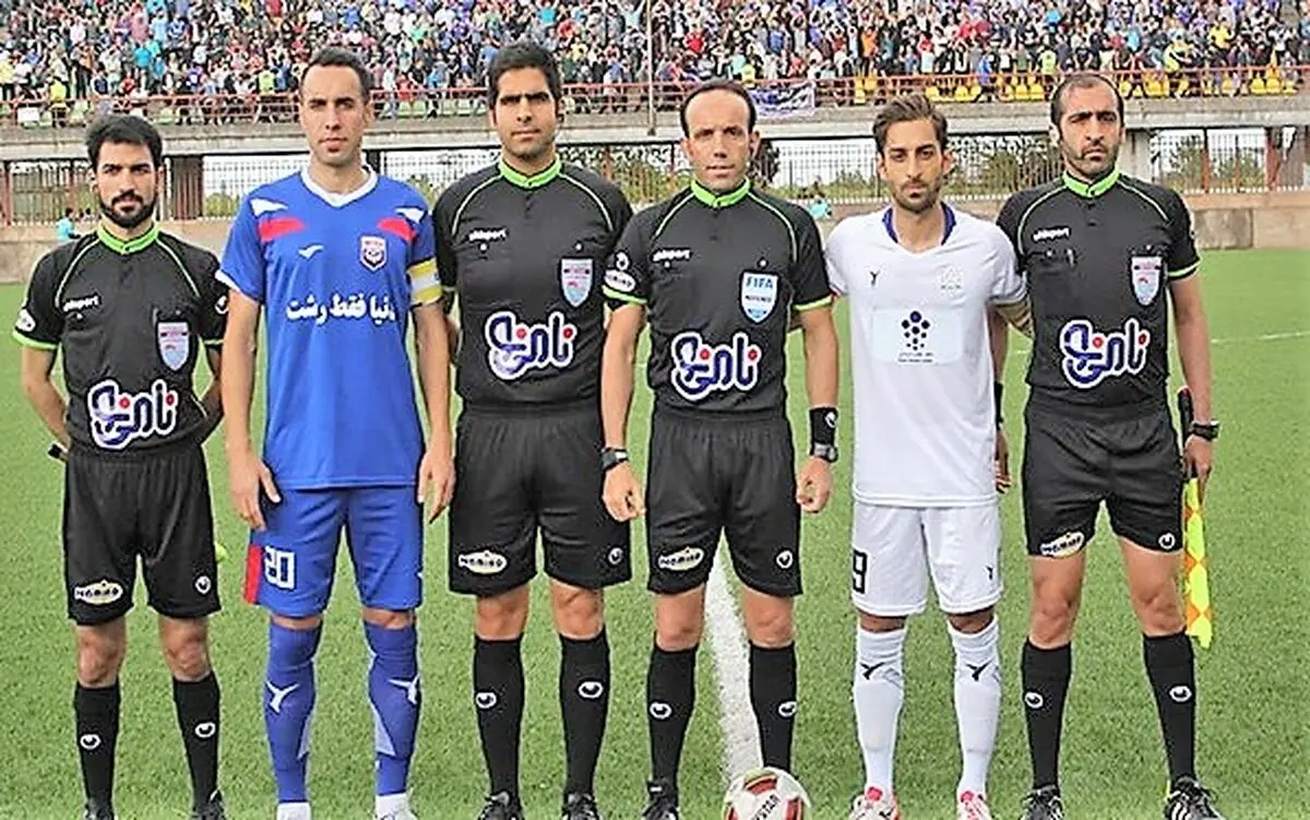 اعتراض شدید هواداران سپاهان و پرسپولیس به داور بازی