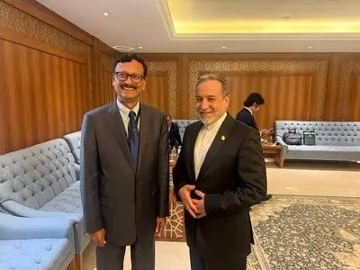 وزيرا خارجية بنغلاديش وسريلانكا يهنئان عراقجي بمناسبة ذكرى انتصار الثورة الإسلامية