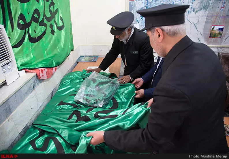 اهداء پرچم حرم امام رضا (ع) به موکب های مستقر در مهران