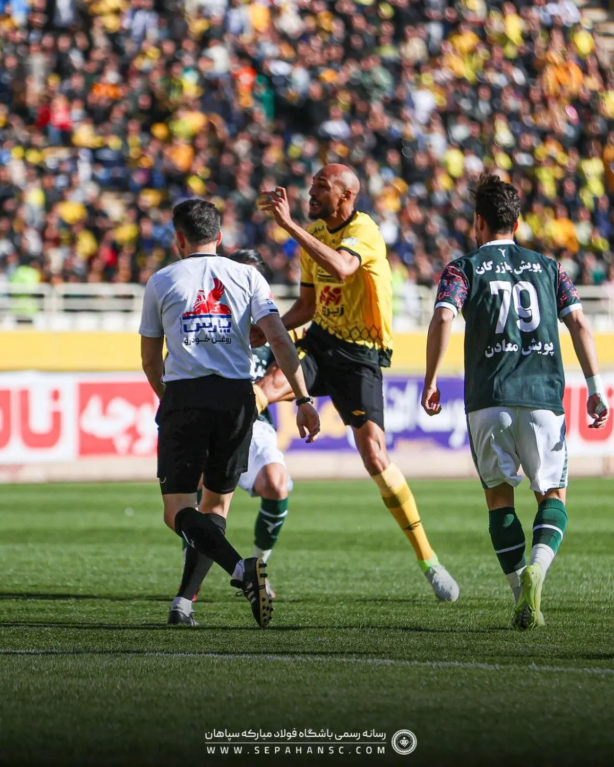 سپاهان 4-1 ذوب‌آهن؛ بازگشت به صدر با عبور از همشهری؛
پیروزی سپاهان در روز جنجالی داوری