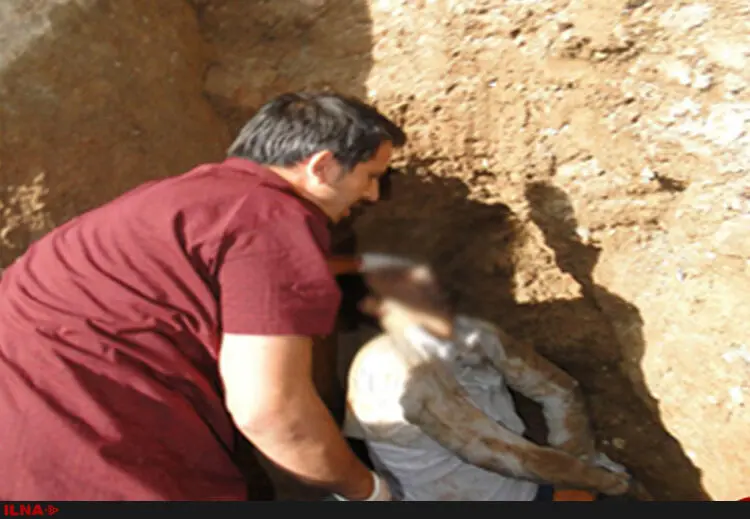 نجات جان یک کارگر از زیر آوار