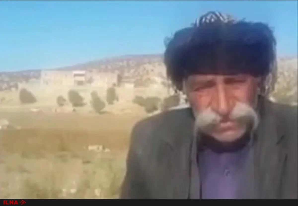 برپایی چادرِ پیرمرد زلزله‌زده توسط نوید محمد‌زاده و برادرش+فیلم