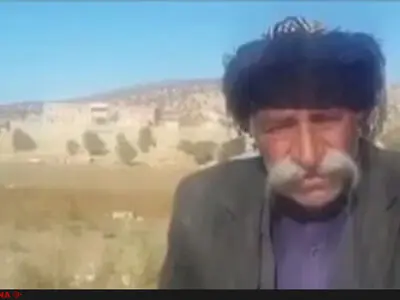 برپایی چادرِ پیرمرد زلزله‌زده توسط نوید محمد‌زاده و برادرش+فیلم
