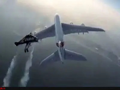 فیلم/پرواز انسان در کنار بزرگترین هواپیمای جهان