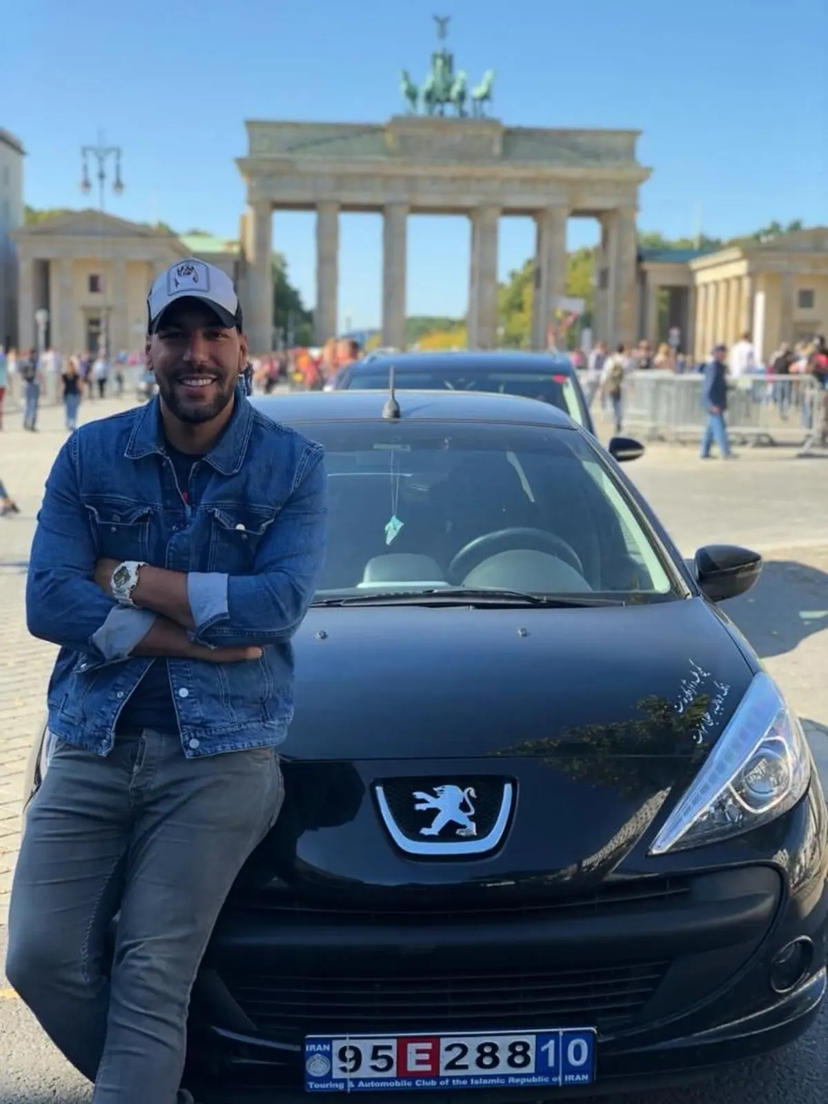 The adventures of "Benyamin Rezaei" on a trip to 60 countries!