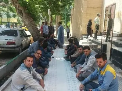 اعتراض کارگران برق نور آباد به پایین بودن حقوق 
