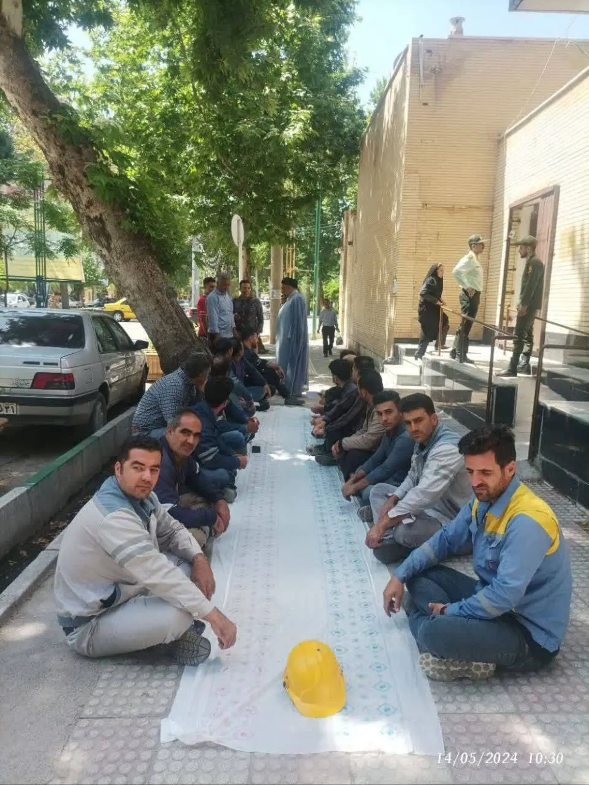 اعتراض کارگران برق نور آباد به پایین بودن حقوق 