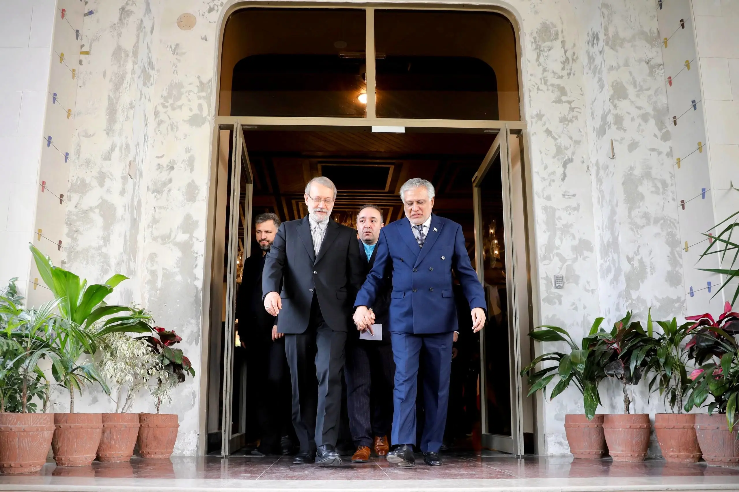 خلال زيارته الى باكستان؛ لاريجاني يلتقي وزير الخارجية الباكستاني و إسلام آباد تشدّد على أهمية العلاقات الأخوية مع طهران