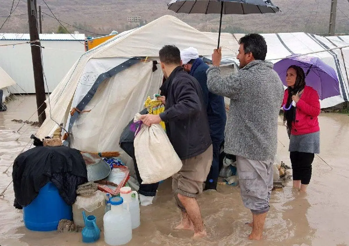 آبگرفتگی چادرها؛ معضل‌تازه برای زلزله‌زدگان سرپل ذهاب/ زندگی دشوار 25 هزار خانوار در چادر و کانکس