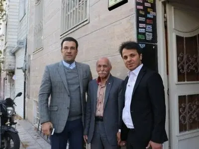 نصب پلاک افتخار بر سردر منزل علی اکبر حیدری
