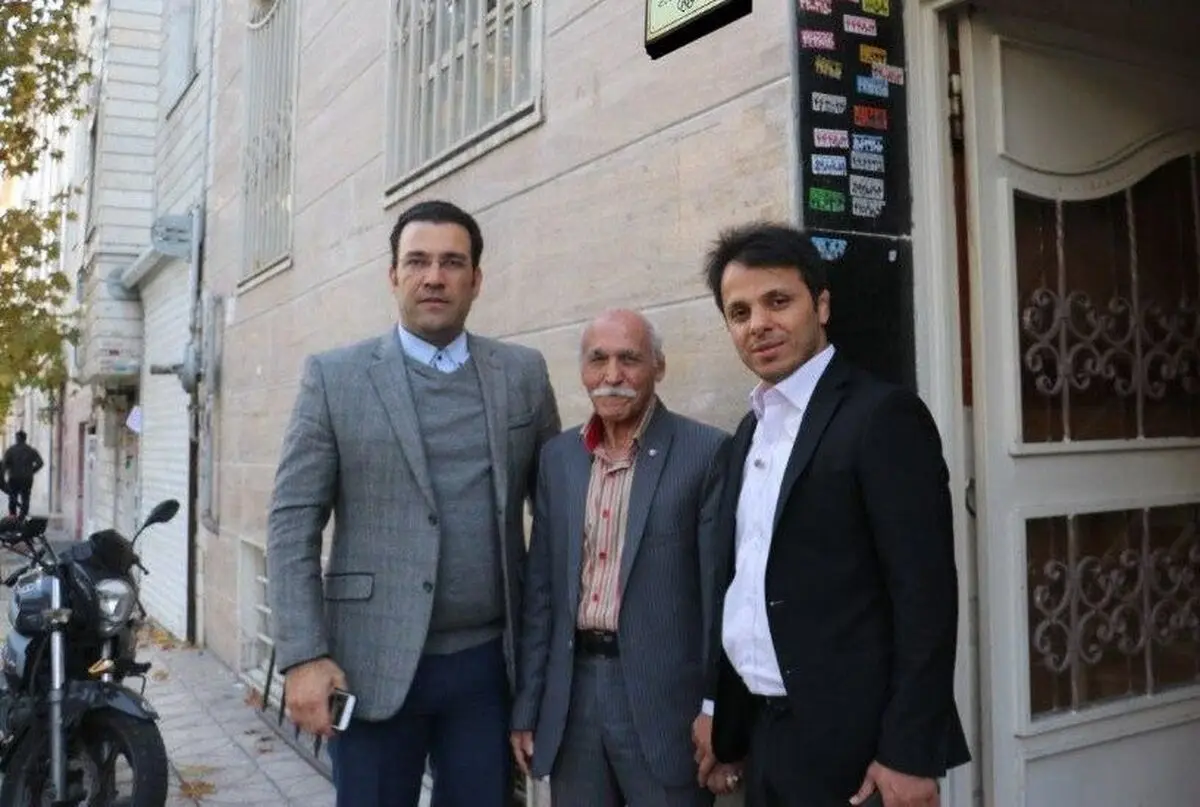 نصب پلاک افتخار بر سردر منزل علی اکبر حیدری