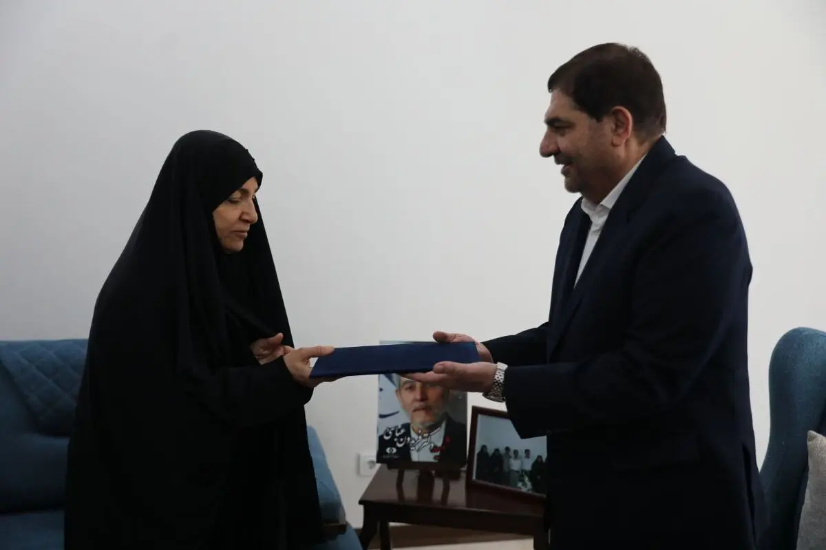 دیدار مخبر با خانواده شهید فریدون عباسی به نمایندگی از رهبری