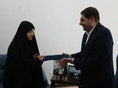 دیدار مخبر با خانواده شهید فریدون عباسی به نمایندگی از رهبری