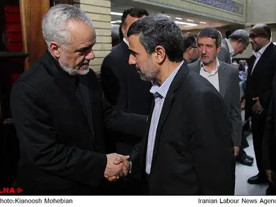 خروج احمدی نژاد از درب پشت/ لبخند مشایی و عبور از کنار عکاسان+عکس