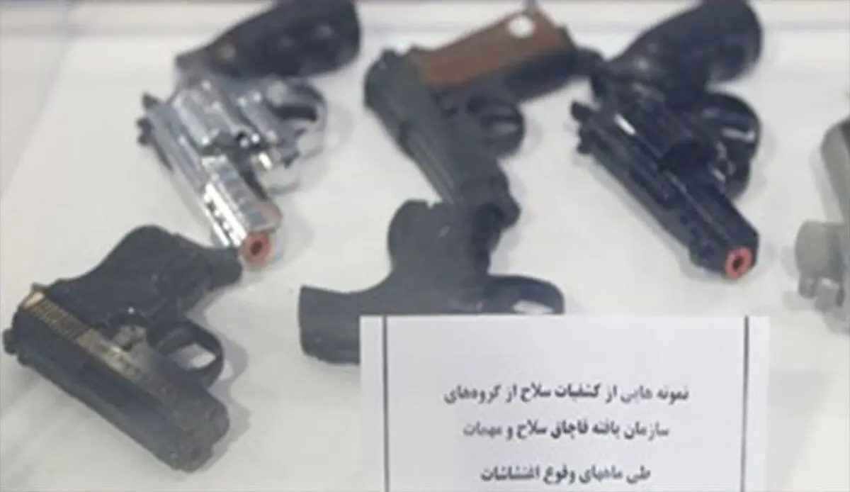 الامن الایرانیة تعرض المعدات التی استخدمها مثیرو الشغب في الأحداث الأخیرة