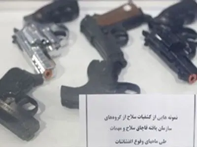 الامن الایرانیة تعرض المعدات التی استخدمها مثیرو الشغب في الأحداث الأخیرة