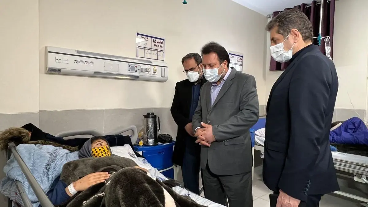 حضور نماینده ویژه وزیر آموزش و پرورش در کرمانشاه برای عیادت از مجروحان سانحه تصادف دانش آموزی