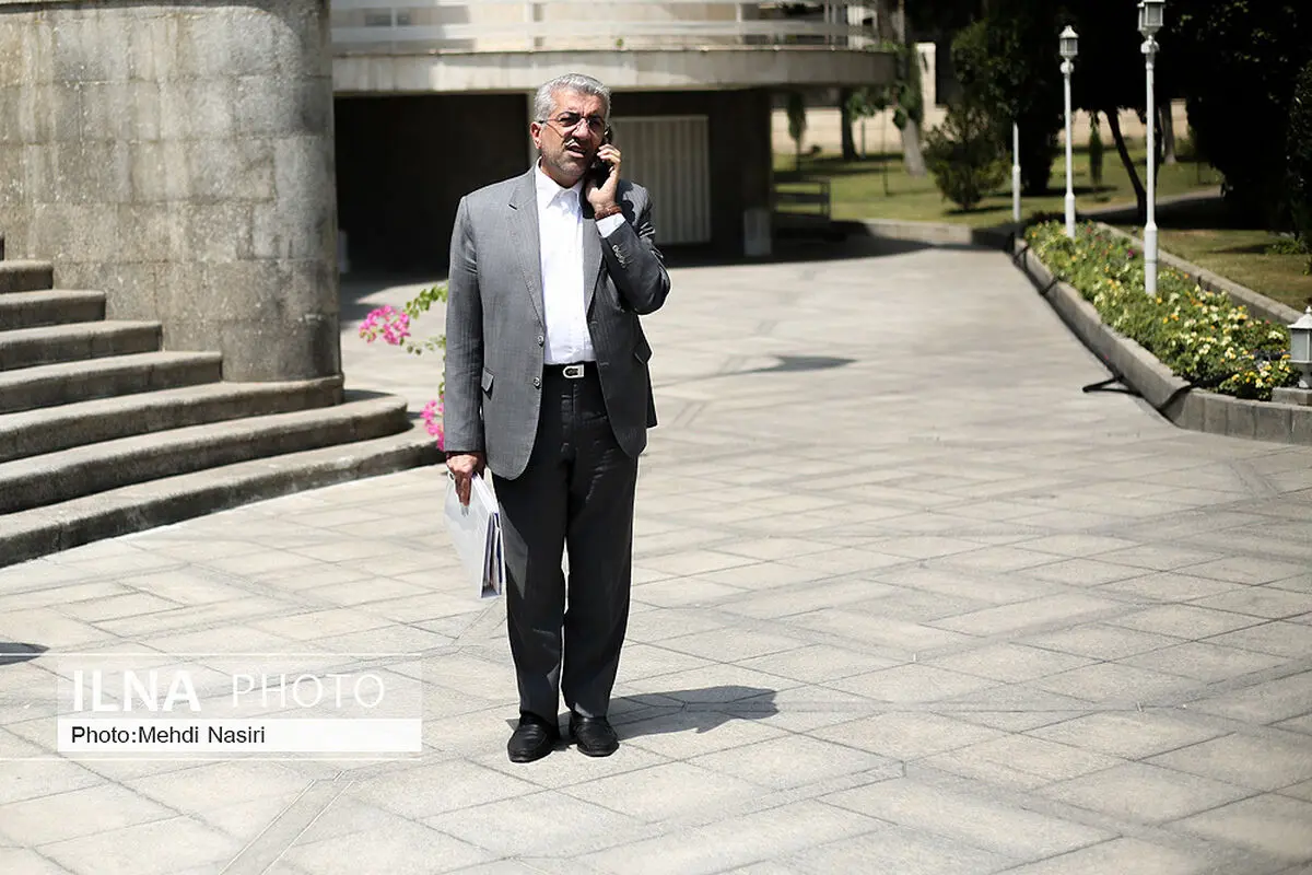 مصرف‌کنندگان بالای ۵ مگاوات، برق را از  بورس انرژی دریافت کنند