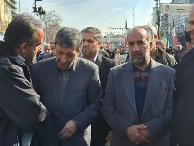 فتاح در جمع راهپیمایان حاضر شد