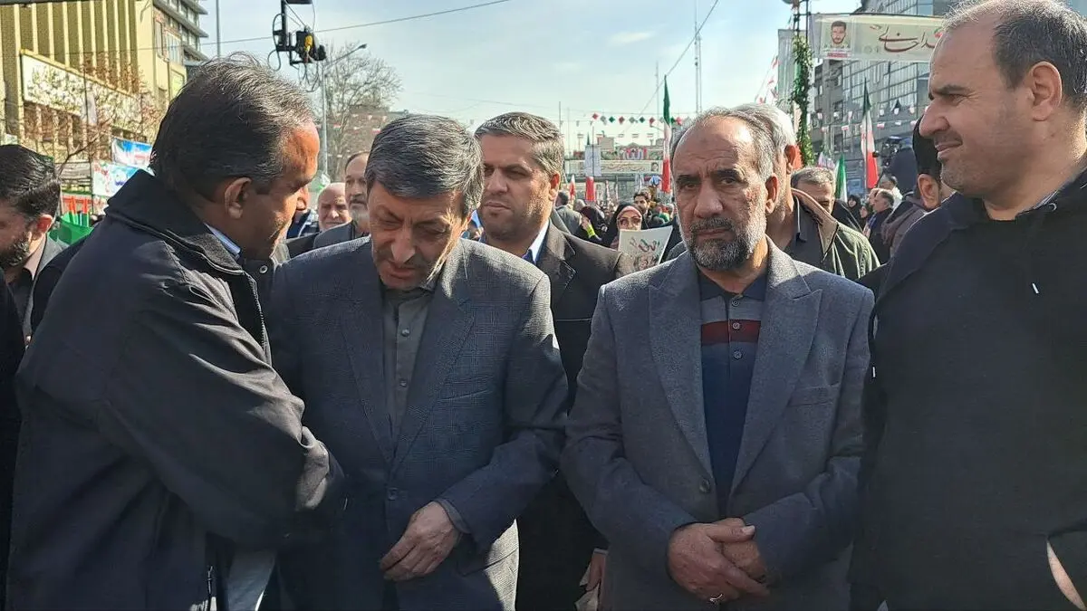 فتاح در جمع راهپیمایان حاضر شد