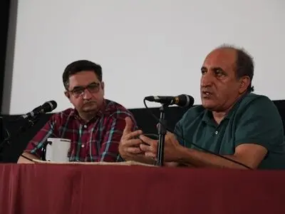 هیچ اثری منفک از  زمانه خود نیست