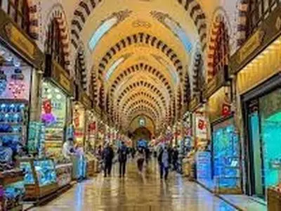 وقوع آتش‌سوزی گسترده در یک بازار معروف در مرکز استانبول 