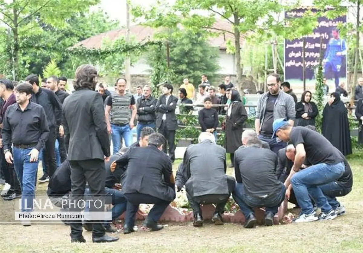 کادر فنی و بازیکنان ملوان بر مزار اولادی+عکس