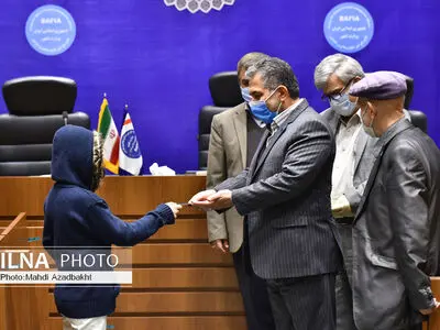 مراسم رونمایی از اعطای اولین شناسنامه به فرزندان حاصل از ازدواج زنان ایرانی با مردان غیرایرانی