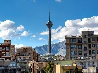 آسمان ابری و بادی تهران در پایان هفته