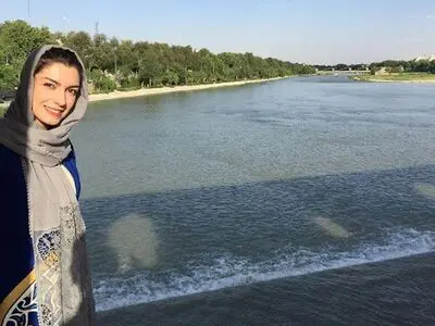 الیکا عبدالرزاقی در کنار زاینده رود(عکس)